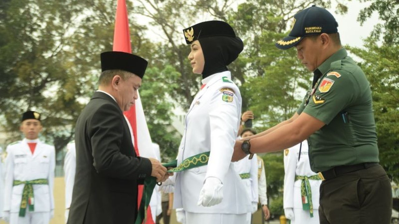 Wali Kota Palu mengukuhkan 45 anggota Paskibraka yang akan bertugas pada HUT RI ke-80. Mereka dituntut dedikasi optimal, bukan hanya mengibarkan bendera, namun juga menjadi teladan.