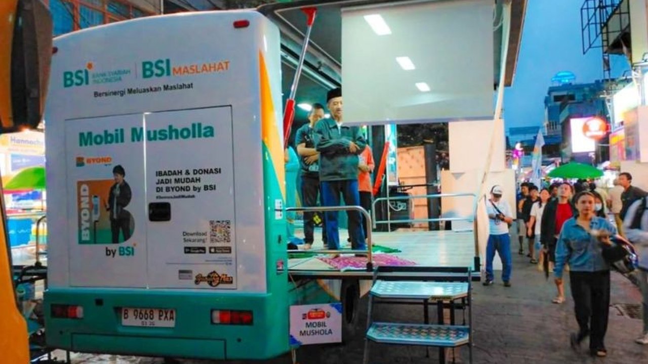 PT Bank Syariah Indonesia (BSI) menyediakan lima unit mobil musala di Pesta Rakyat HUT RI ke-80, memastikan kenyamanan ibadah bagi ribuan pengunjung. Simak lokasi dan fasilitas mobil musala BSI ini!