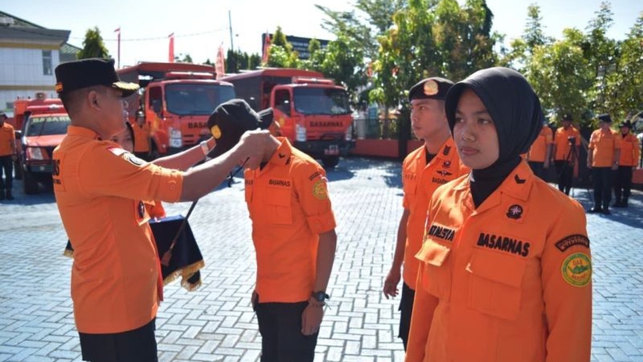 Ratusan Pendaki Gunung Bawakaraeng antusias merayakan HUT ke-80 Kemerdekaan RI di puncaknya, dikawal ketat Basarnas. Bagaimana persiapan dan pengamanannya?