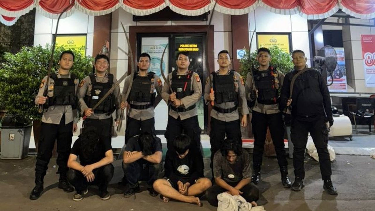 Empat pemuda diduga hendak tawuran di Kemang berhasil ditangkap Tim Patroli Perintis Presisi Polres Metro Jakarta Selatan, ditemukan tujuh senjata tajam. Apa motif mereka?