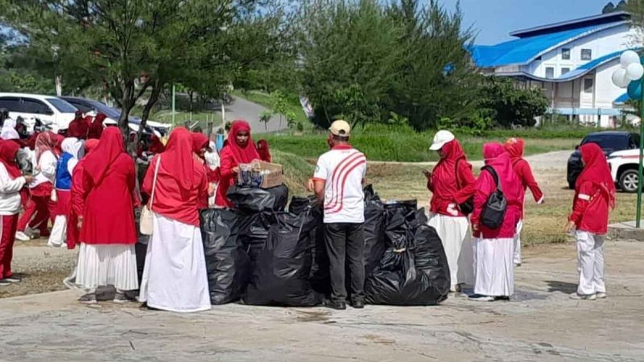 Dalam rangka HUT RI ke-80, DLH dan TP-PKK Aceh Selatan menggelar aksi bersih-bersih RTH, mengumpulkan ratusan kilogram sampah. Bagaimana upaya Aksi Bersih Aceh Selatan ini membangun budaya peduli lingkungan?