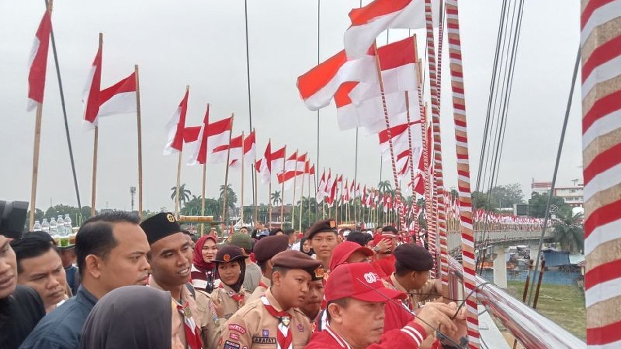 Provinsi Jambi berhasil memecahkan Rekor MURI Jambi dengan pengibaran 1.500 bendera Merah Putih di Jembatan Gentala Arasy. Simak detail perayaan HUT RI ke-80 yang megah ini!
