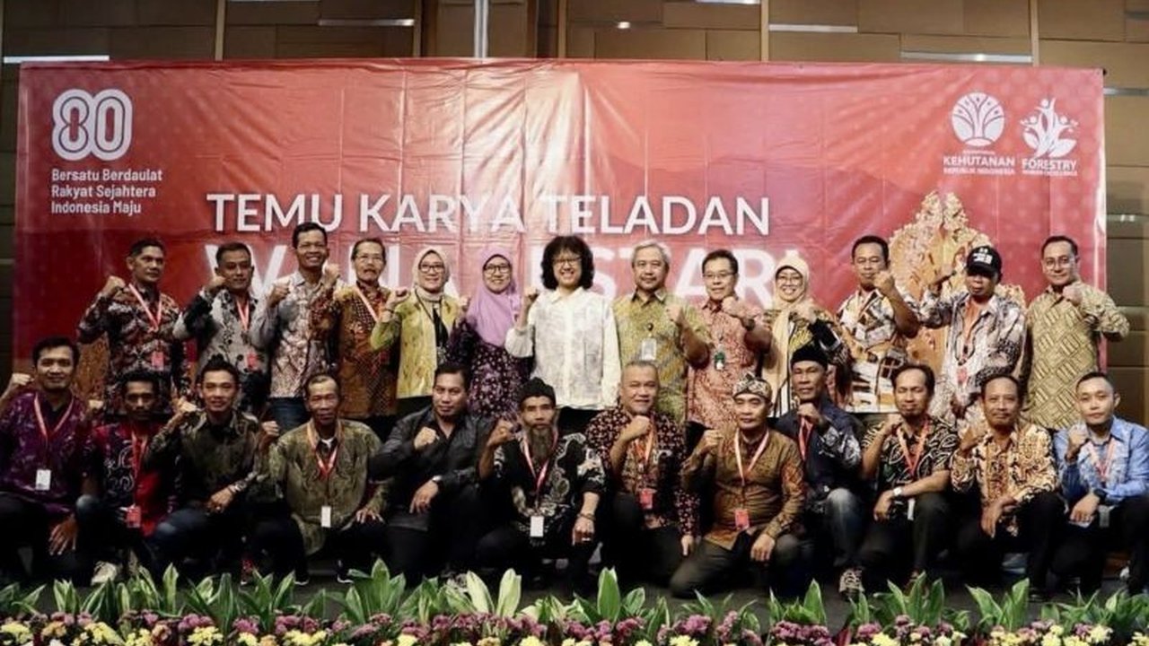 Menteri Kehutanan menganugerahkan Penghargaan Wana Lestari 2025 kepada lima delegasi Kalsel, menandai pengakuan atas dedikasi mereka dalam pembangunan kehutanan.