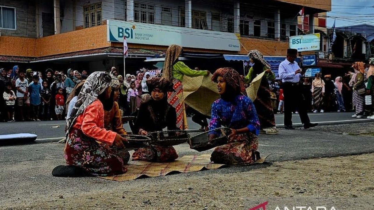 Pemerintah Kabupaten Natuna sukses gelar Pawai Budaya Natuna dengan ribuan peserta, melestarikan tradisi leluhur dan mempererat persatuan di tengah keberagaman masyarakat.