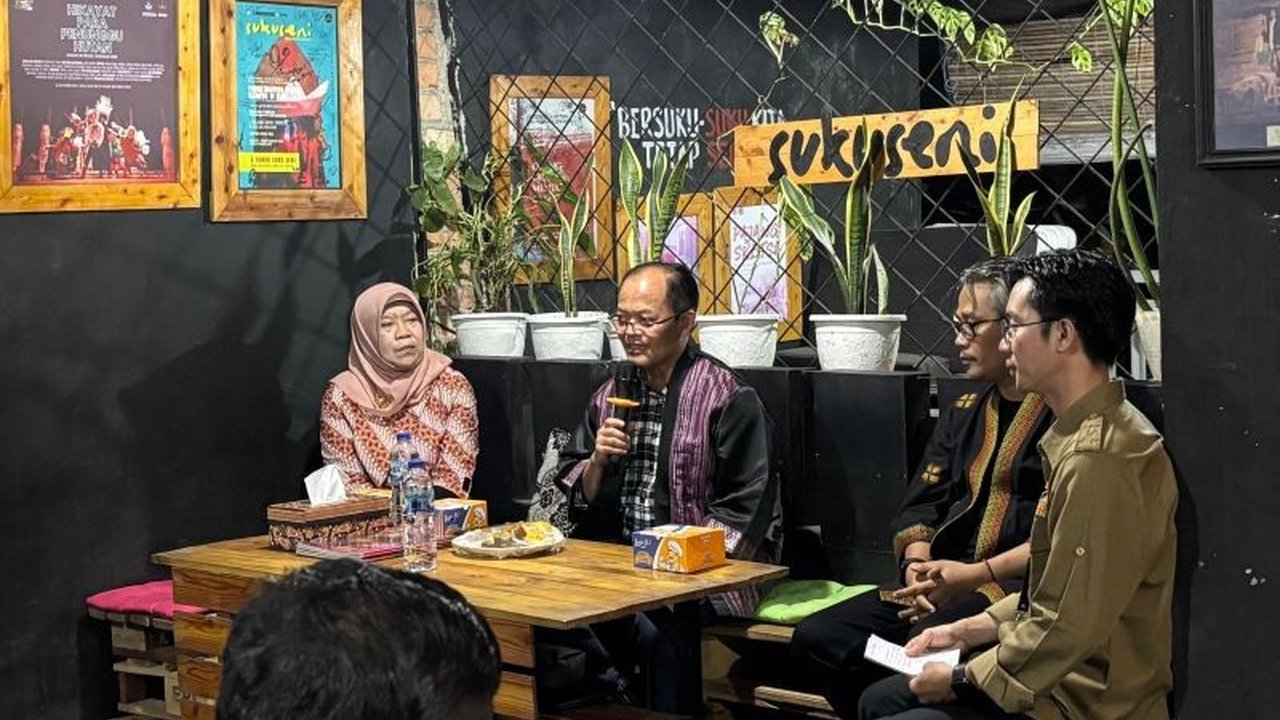 Badan Bahasa Kemendikdasmen mengusulkan program bantuan pelestari bahasa daerah untuk mengatasi ancaman kepunahan ratusan bahasa. Simak detailnya!