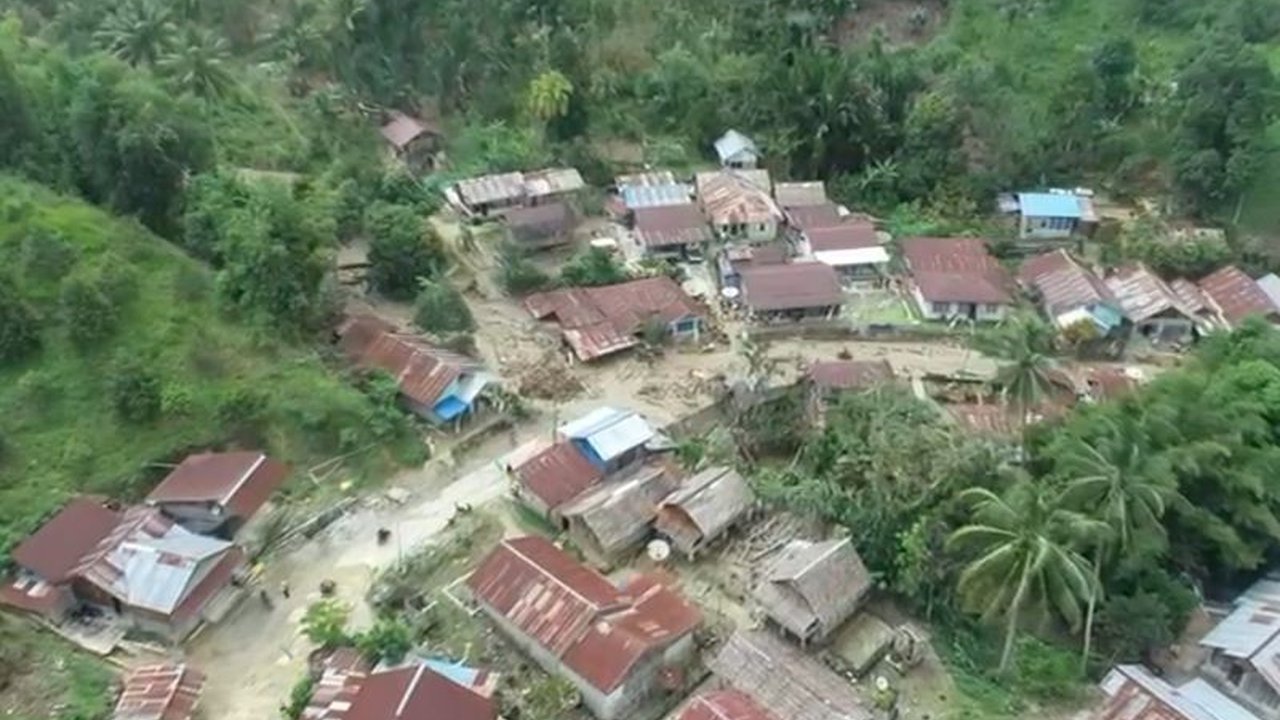 BPBD Sulteng bergerak cepat memetakan area terdampak banjir Desa Namo Sigi, sekaligus menyalurkan logistik vital. Simak detail penanganan dan data korban terkini!