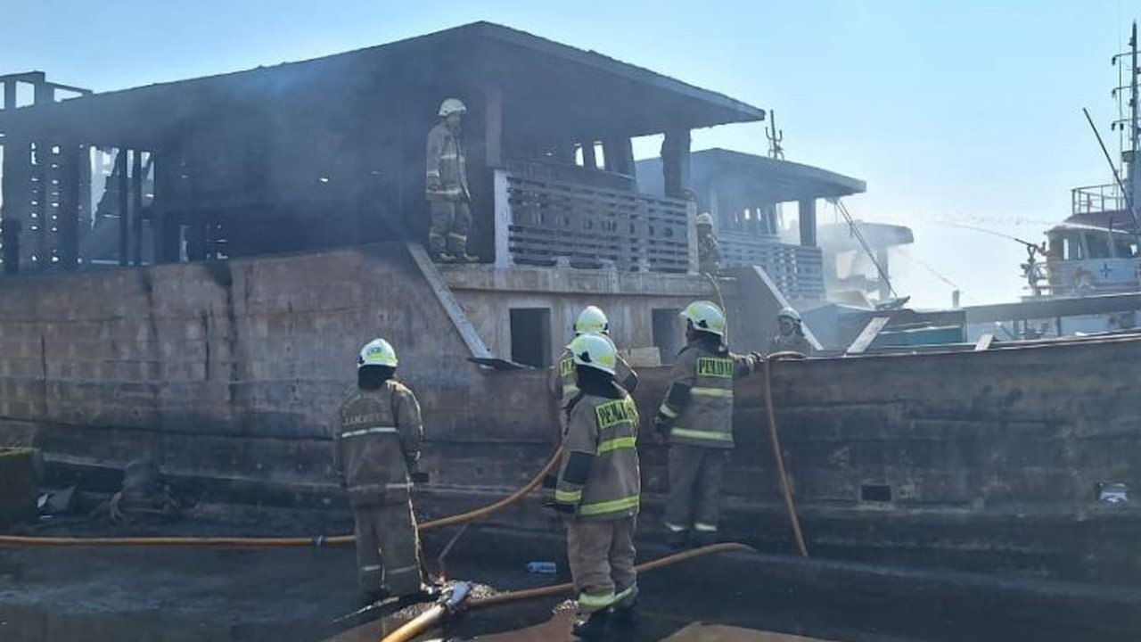 Insiden kebakaran hebat melanda lima kapal nelayan terbakar di Dermaga Muara Baru, Jakarta Utara. Bagaimana kronologi dan dampak dari peristiwa yang menyita perhatian ini?