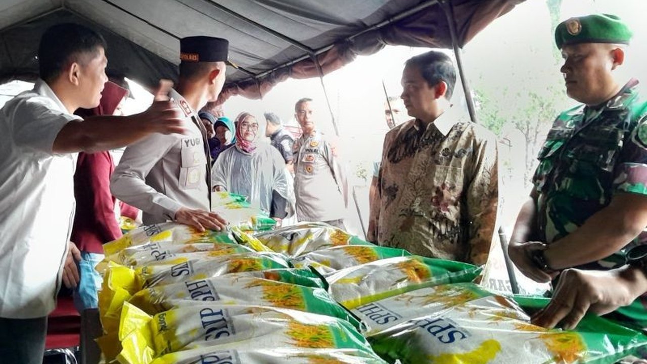 Perum Bulog Cabang Ciamis menyalurkan 39,25 ton beras dalam program Pasar Murah Bulog di Priangan Timur. Langkah ini bertujuan menjaga stabilisasi harga pangan dan ketersediaan beras di tengah masyarakat.