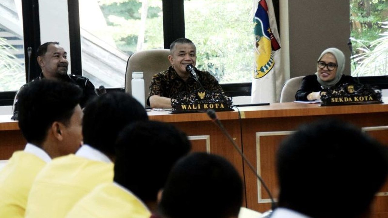 Pemerintah Kota Palu serius tingkatkan layanan transportasi publik. Wali Kota Palu kumpulkan sopir Bus Transpalu, bahas evaluasi dan penguatan layanan demi kenyamanan warga.