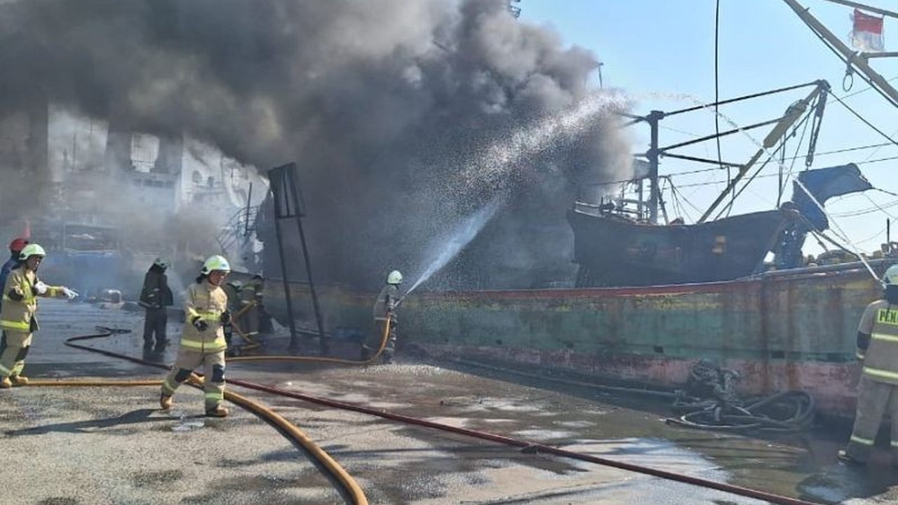 Insiden kebakaran hebat melanda empat kapal di Dermaga Muara Baru, Jakarta Utara, diduga akibat korsleting listrik. Bagaimana penanganan Kebakaran Kapal Muara Baru ini?