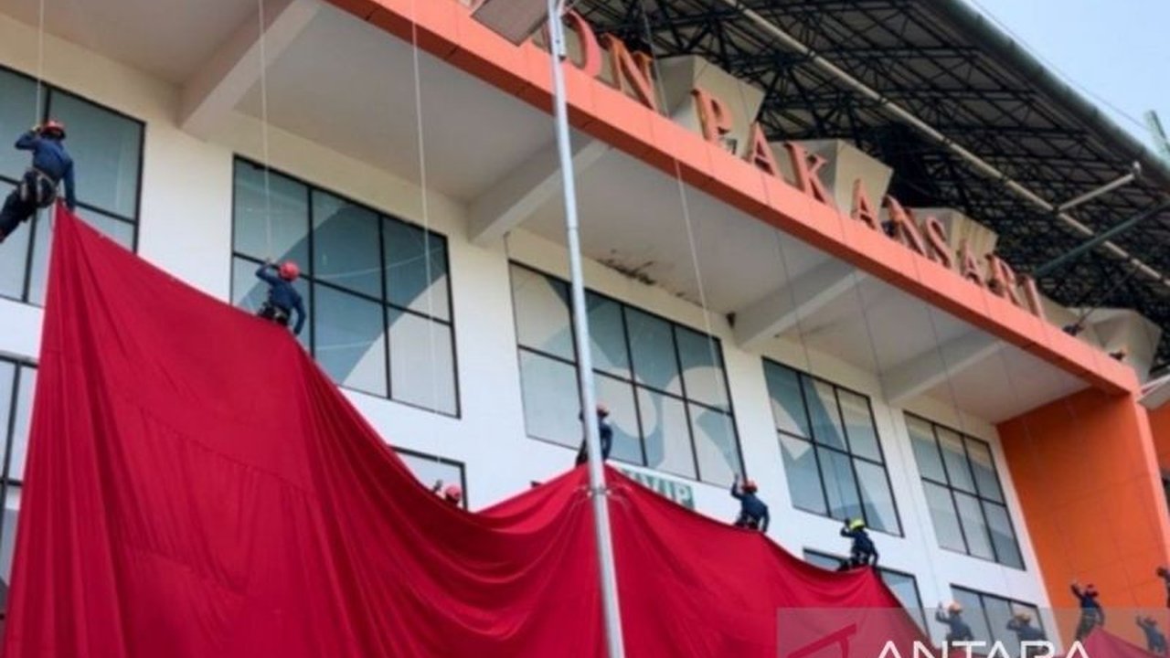 Saksikan aksi heroik Pengibaran Bendera Raksasa Damkar Bogor berukuran 30x20 meter di Stadion Pakansari, Cibinong, dalam rangka menyambut HUT ke-80 RI. Bagaimana mereka melakukannya?