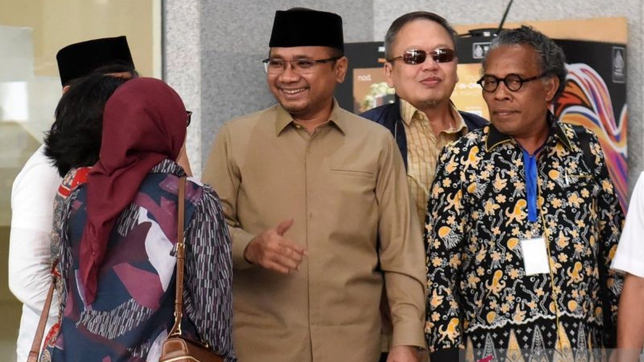 Komisi Pemberantasan Korupsi (KPK) melakukan penggeledahan di Depok terkait kasus kuota haji, menyita aset dan kendaraan. Terungkap, kerugian negara dalam kasus ini diperkirakan mencapai triliunan rupiah.