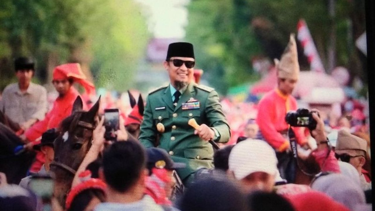 Puluhan ribu warga Makassar meriahkan Kirab Karnaval HUT ke-80 RI dengan beragam kostum unik dan kehadiran Gubernur Sulsel yang menarik perhatian, menandai 80 tahun kemerdekaan.