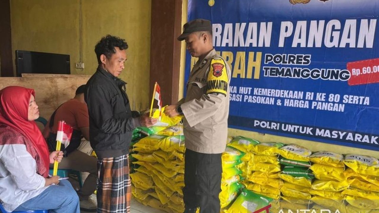 Polres Temanggung gencar salurkan beras SPHP ke masyarakat dengan harga terjangkau. Lebih dari 50 ton beras telah terjual, bantu stabilkan pasokan dan harga pangan.