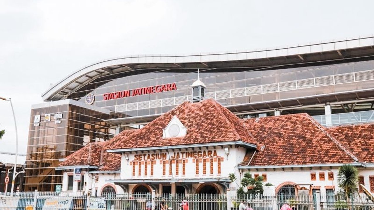 PT KAI Daop 1 Jakarta memberlakukan Berhenti Luar Biasa bagi 10 KA Berhenti Jatinegara saat HUT ke-80 RI, solusi cerdas hindari macet Monas. Simak daftar KA-nya!