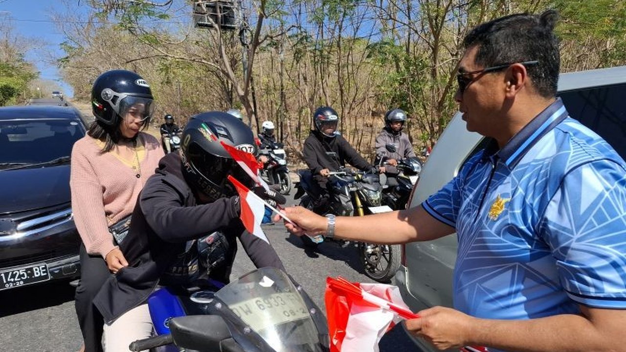 Personel Lanud El Tari Kupang menggelar aksi Pembagian Bendera Merah Putih sebanyak 8.000 lembar, membangkitkan semangat nasionalisme jelang HUT ke-80 RI.