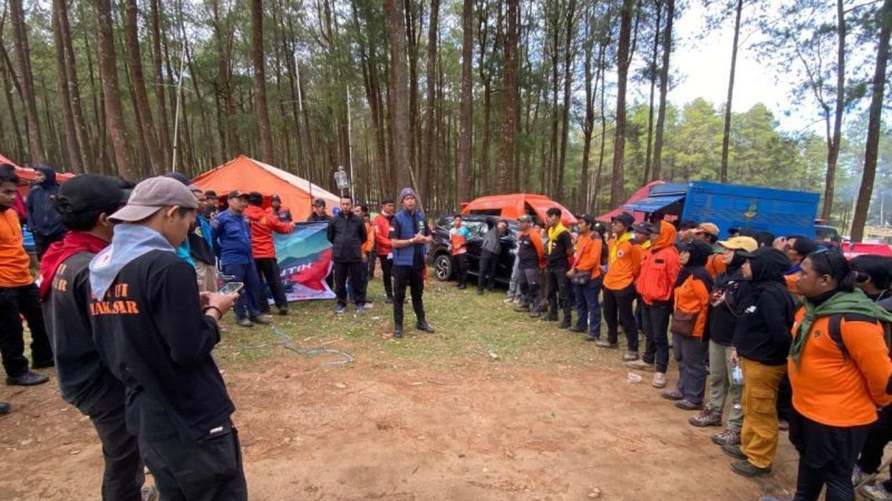 Basarnas Makassar menggelar Siaga Merah Putih untuk mengawal 1.942 pendaki yang merayakan HUT ke-80 Kemerdekaan RI di puncak Gunung Bawakaraeng, menciptakan momen spesial.