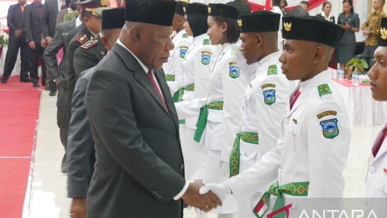 Bupati Teluk Wondama Elysa Auri resmi mengukuhkan 25 anggota Paskibraka 2025 yang akan bertugas pada HUT ke-80 Kemerdekaan RI. Siapa saja mereka dan bagaimana persiapannya?