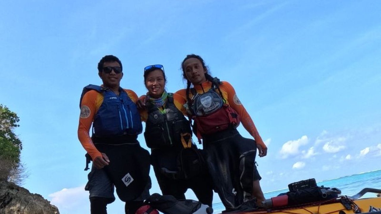 Tiga anak muda menggelar ekspedisi kayak keliling Bali selama 20 hari, mempromosikan wisata olahraga air rendah karbon dan merayakan HUT RI ke-80. Simak kisah inspiratif mereka!