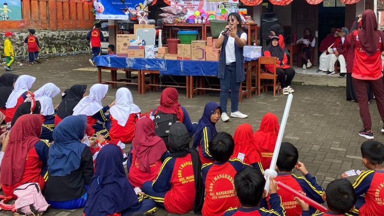 OJK gencar melakukan Edukasi Keuangan OJK Priangan Timur kepada pelajar untuk membekali mereka dengan literasi finansial, mencegah jerat pinjaman online ilegal dan investasi bodong. Simak selengkapnya!