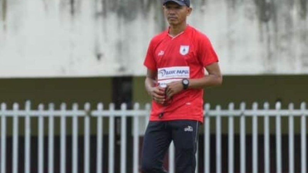 Manajer Persipura Jayapura, Owen Rahadiyan, optimis tim berjuluk Mutiara Hitam ini akan kembali ke kasta tertinggi musim depan. Simak strategi dan persiapan mereka!