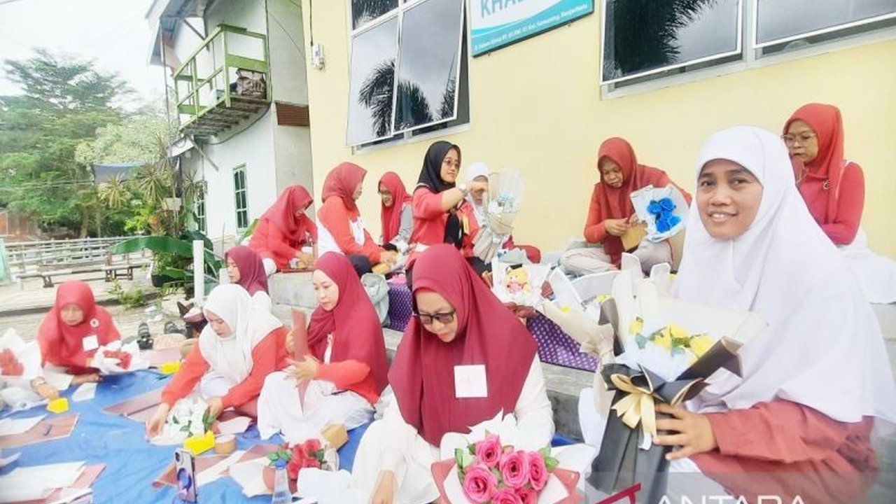 Terobosan Universitas Lambung Mangkurat mengubah citra 'kampung janda' di Banjarbaru menjadi 'Kampung Buket' lewat pelatihan keterampilan. Simak bagaimana inisiatif ini meningkatkan kemandirian ekonomi warga!