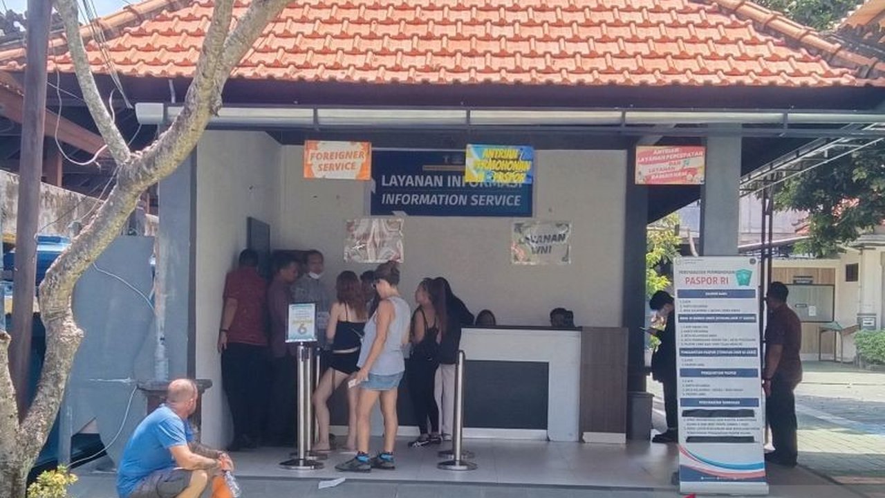 Kantor Imigrasi Denpasar memastikan dugaan investor asing di Bali yang viral sebagai WNA Israel tidak benar. Ternyata ia WNA Jerman, pernah wajib militer di Israel.