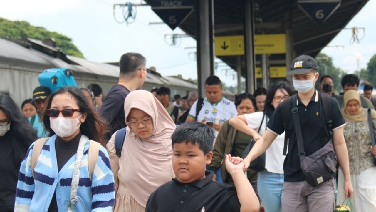 PT KAI Daop 3 Cirebon menambah 2.560 tiket KAI Cirebon kelas ekonomi untuk libur HUT ke-80 RI. Cari tahu rute dan tanggal keberangkatannya agar tak kehabisan!
