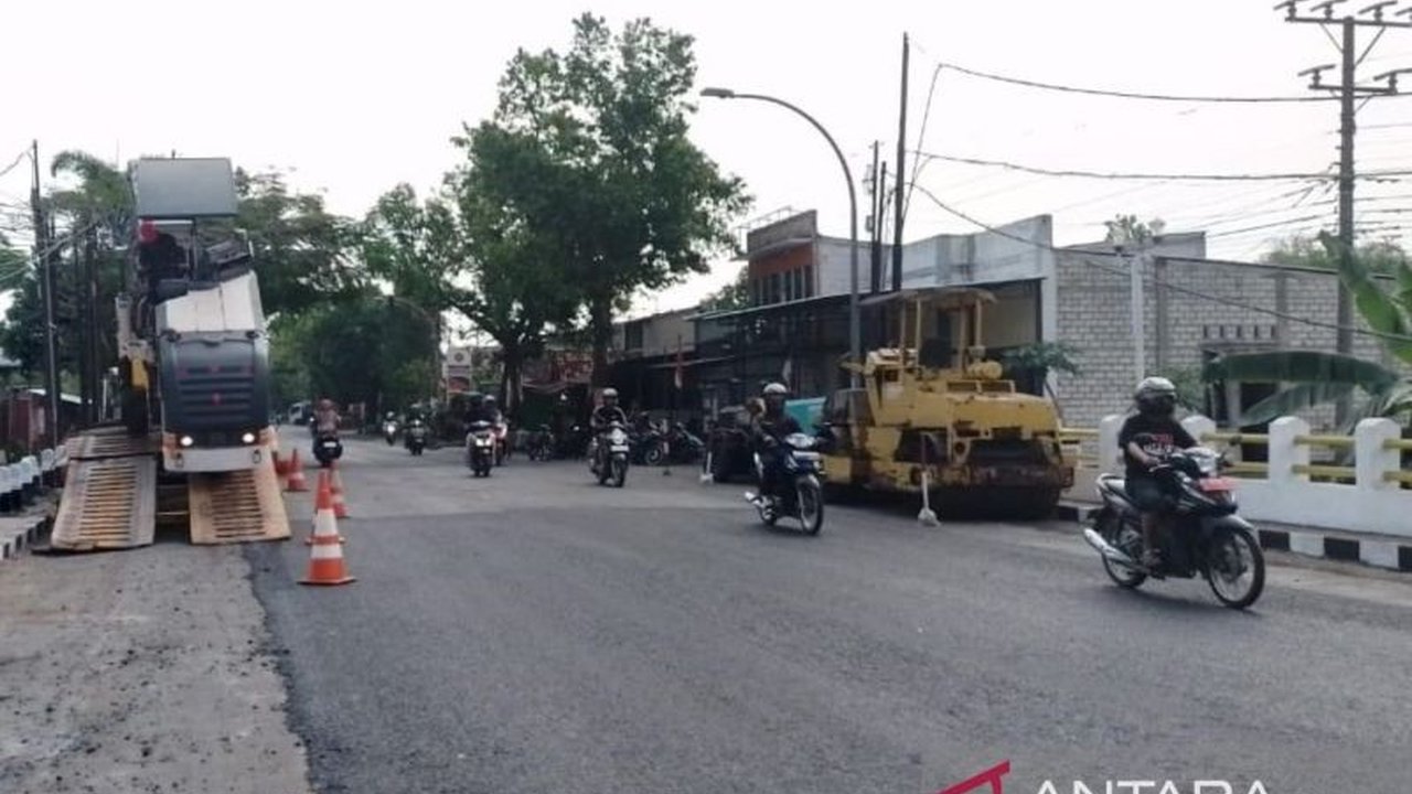 Perbaikan Jalan Kunduran-Blora di Jawa Tengah dikebut Pemprov Jateng. Proyek hotmix senilai Rp5,25 miliar ini menunjukkan progres positif dan ditargetkan rampung September 2025.