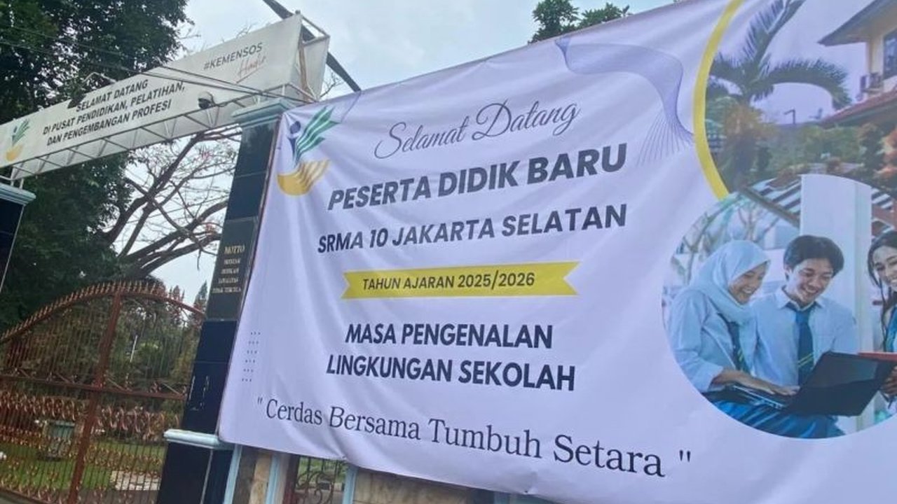 Tim Paskibra Sekolah Rakyat Margaguna (SRMA) 10 Jakarta Selatan menciptakan sejarah baru dengan tampil di Istana Merdeka pada HUT ke-80 RI. Siapakah mereka?