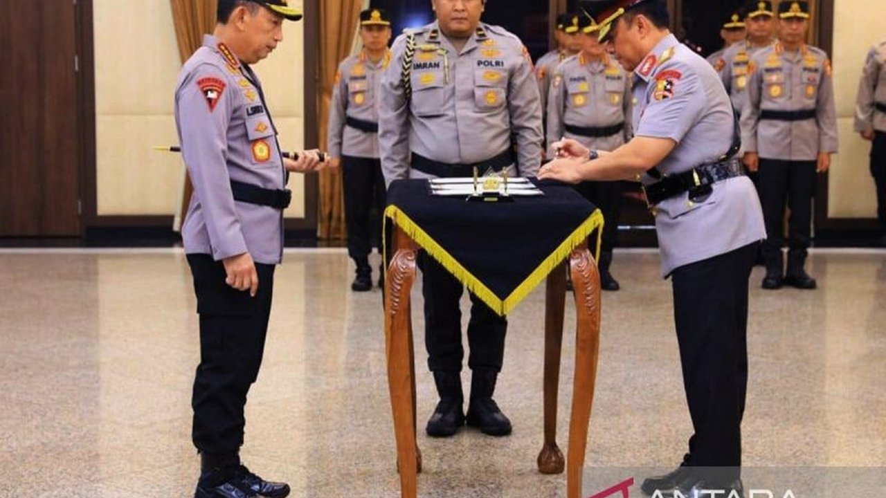 Komjen Dedi Prasetyo resmi dilantik sebagai Wakil Kepala Polri, menggantikan Komjen Ahmad Dofiri. Pelantikan ini juga disertai rotasi 61 perwira lainnya. Apa saja janji Dedi Prasetyo?