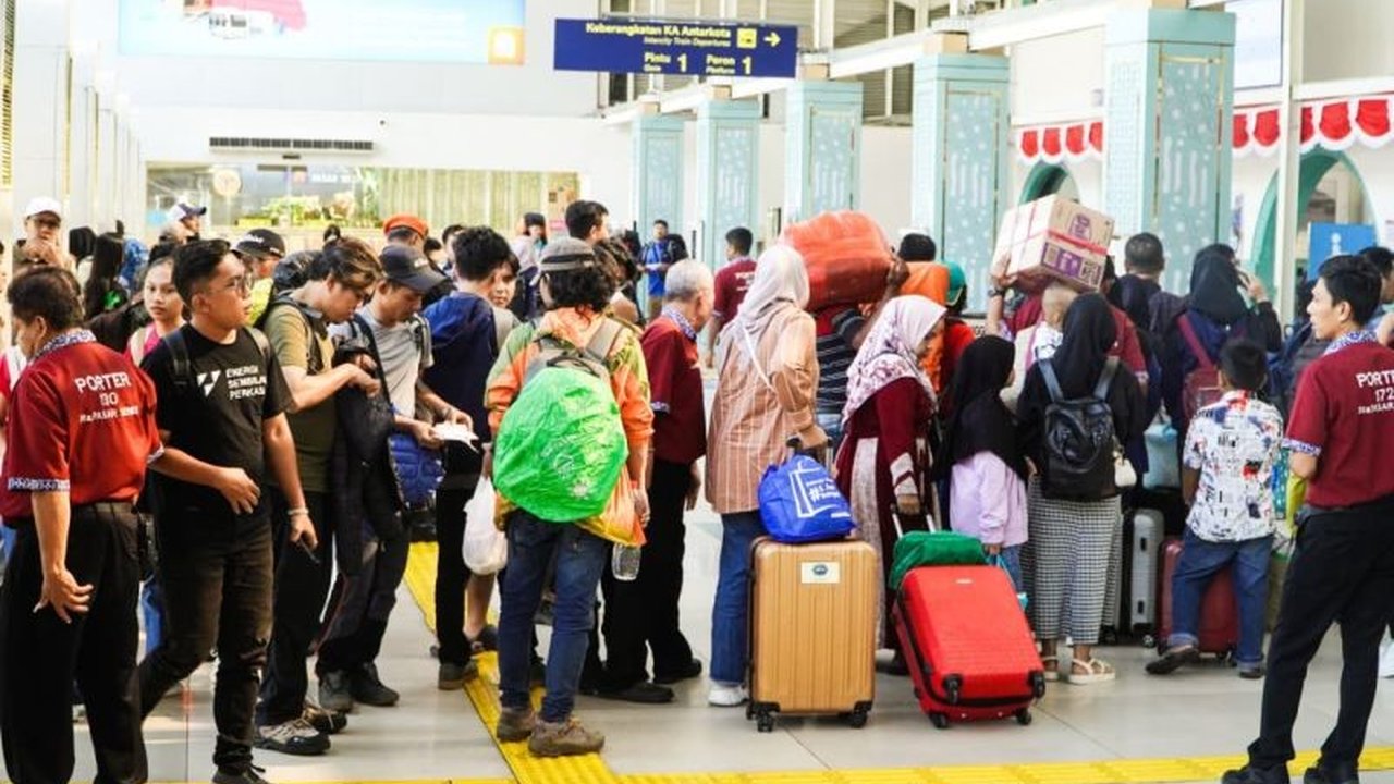 Antusiasme tinggi menyambut Promo Merdeka PT KAI Daop 1 Jakarta. Lebih dari 10 ribu pelanggan telah memanfaatkan diskon 20 persen untuk perjalanan spesial 17 Agustus 2025.