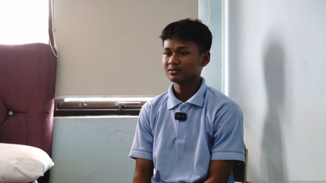 Andra Farizki Ramdhani, siswa Sekolah Rakyat, berbagi kisah inspiratif tentang bagaimana pendidikan gratis membuka jalan baginya meraih cita-cita meski hidup tanpa ayah.
