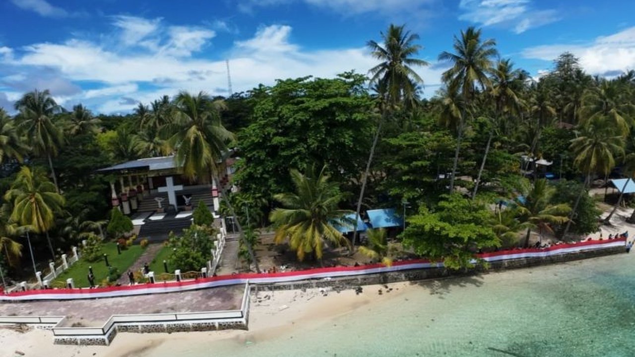 Masyarakat Pulau Mansinam, Manokwari, menggelar pembentangan Bendera Merah Putih sepanjang 80 meter. Apa makna di balik aksi spektakuler ini menyambut HUT RI ke-80?