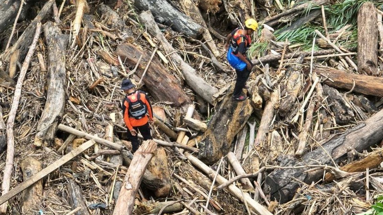 Tim gabungan SAR Pasaman masih intensif mencari dua korban hanyut di Sungai Batang Pasaman, Talamau, setelah insiden pada Kamis lalu. Akankah mereka ditemukan?