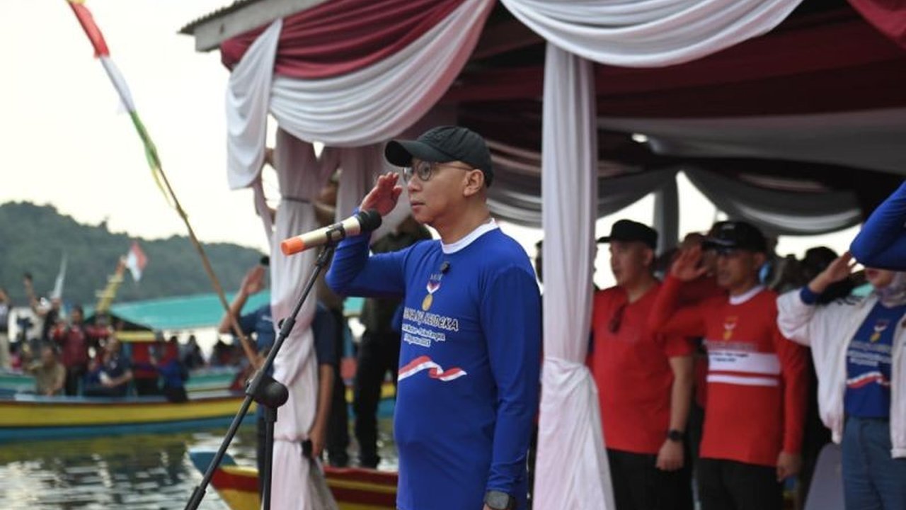 Gubernur Lampung pimpin Upacara HUT RI ke-80 di Laut Lampung, pecahkan Rekor MURI, dan tekankan potensi maritim daerah yang melimpah. Simak detailnya!