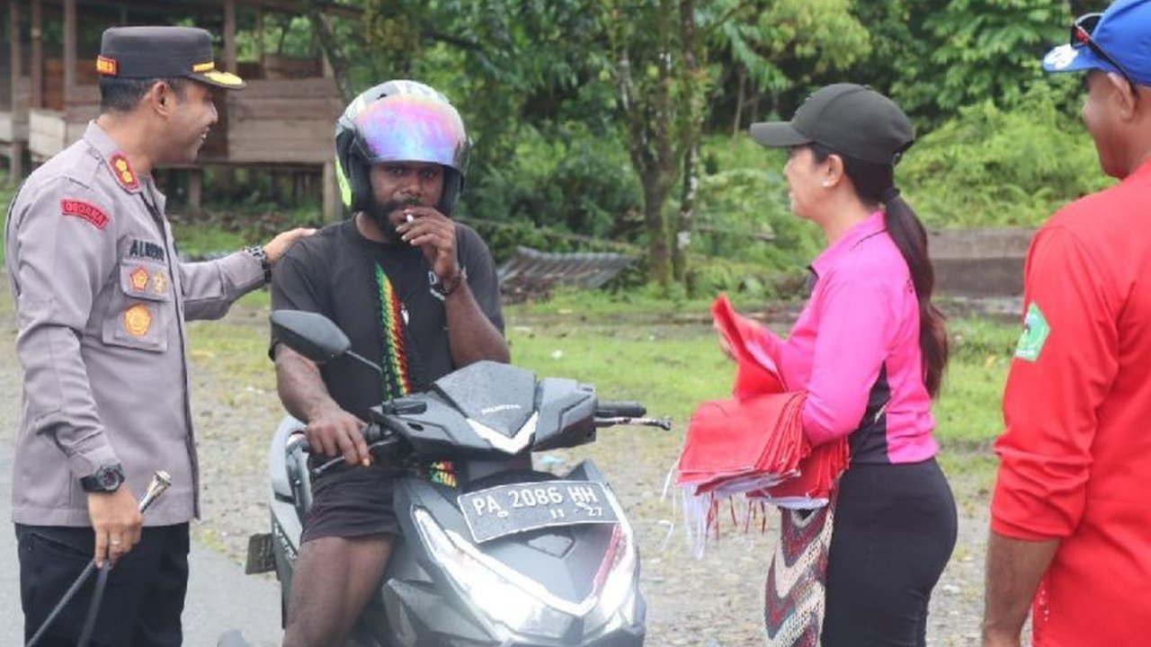 Polres Nduga gencar lakukan pembagian bendera Merah Putih kepada warga menjelang HUT Ke-80 RI, upaya tingkatkan nasionalisme di tengah situasi kondusif. Simak selengkapnya!