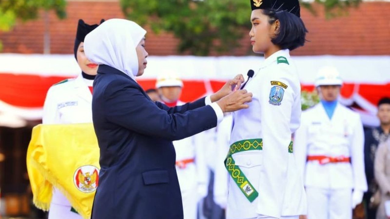 Gubernur Khofifah Indar Parawansa teguhkan dedikasi 76 anggota Pengukuhan Paskibraka Jatim 2025. Simak pesan mendalam dan harapan beliau!