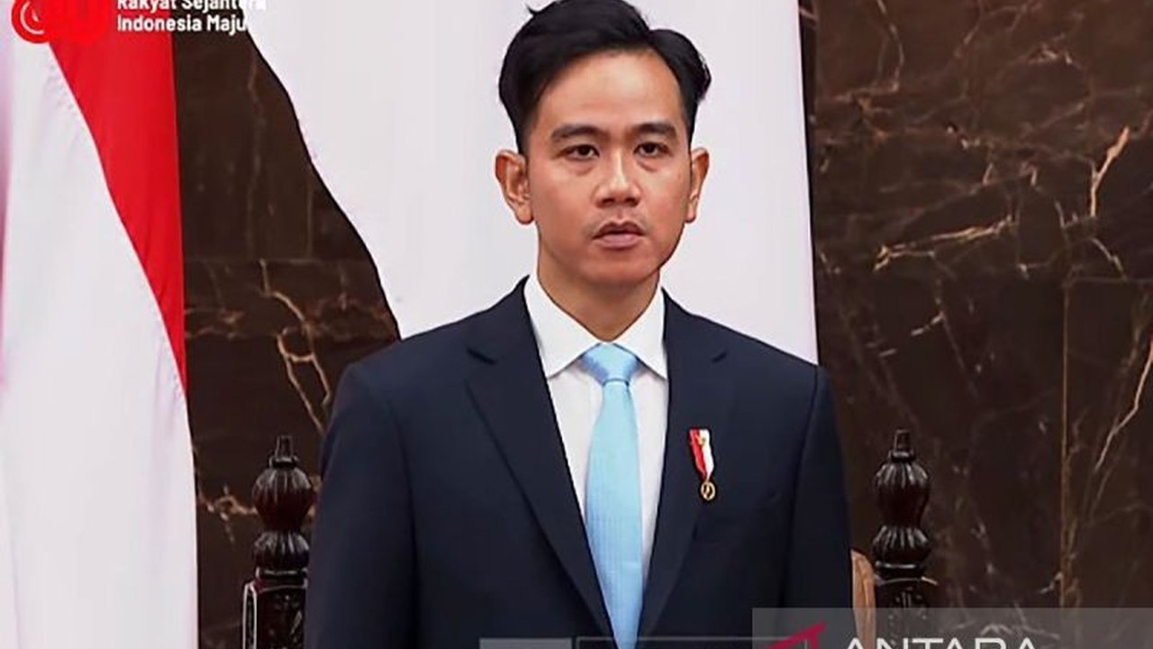 Dewi Utari, pemerhati mode, mengulas gaya busana Gibran Rakabuming Raka di Sidang Tahunan MPR RI yang memancarkan kesan sederhana namun tetap berwibawa. Apa rahasianya?