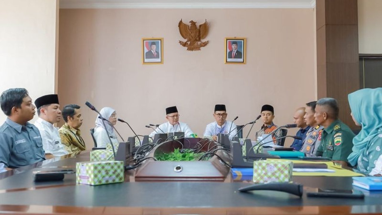 Program Makan Bergizi Gratis (MBG) yang digagas Prabowo Subianto mulai menunjukkan dampak positif. Di Pasaman, inisiatif ini berpotensi menciptakan ribuan lapangan kerja baru. Bagaimana detailnya?