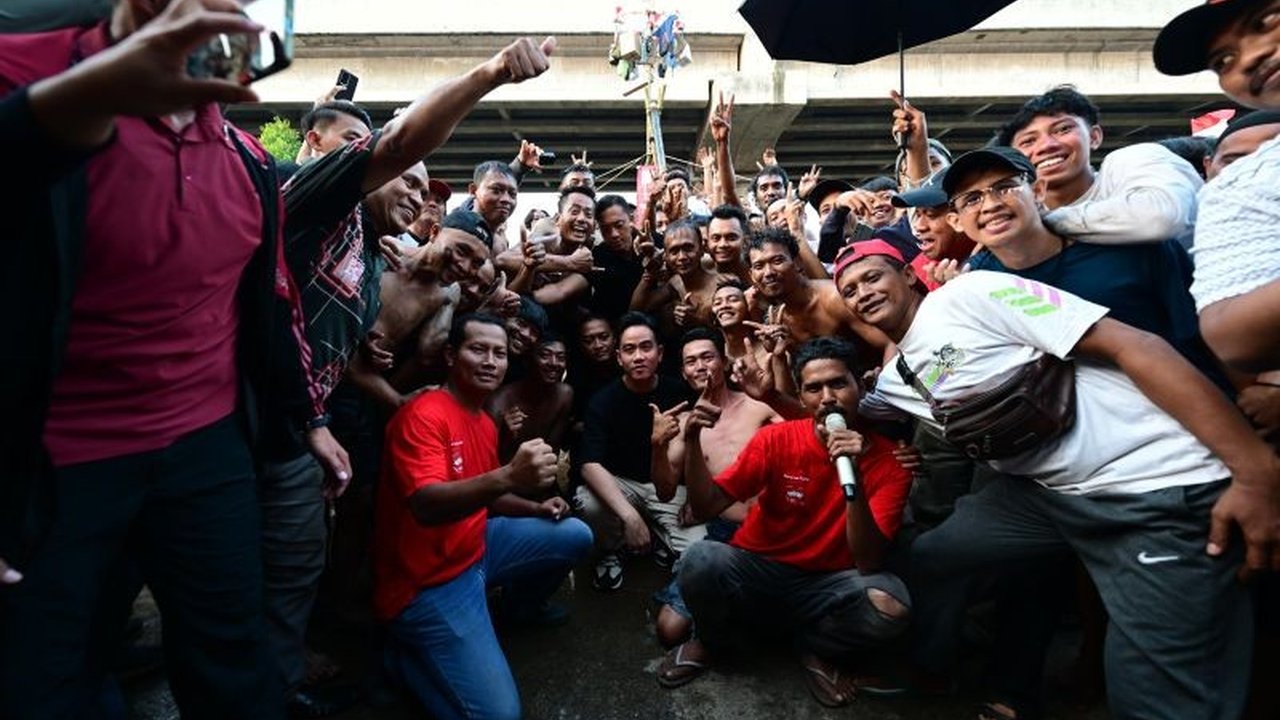 Wakil Presiden Gibran Rakabuming memberikan kejutan tak terduga dengan hadir langsung memeriahkan lomba HUT Ke-80 RI, termasuk panjat pinang, di Cipinang Melayu.