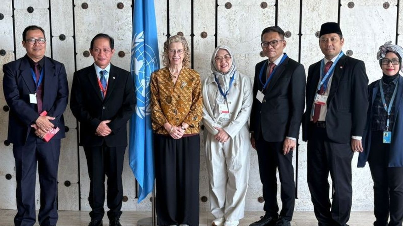 Menteri LH Hanif Faisol Nurofiq tegaskan komitmen Indonesia pimpin upaya global akhiri polusi plastik dalam negosiasi di Jenewa. Simak detailnya!