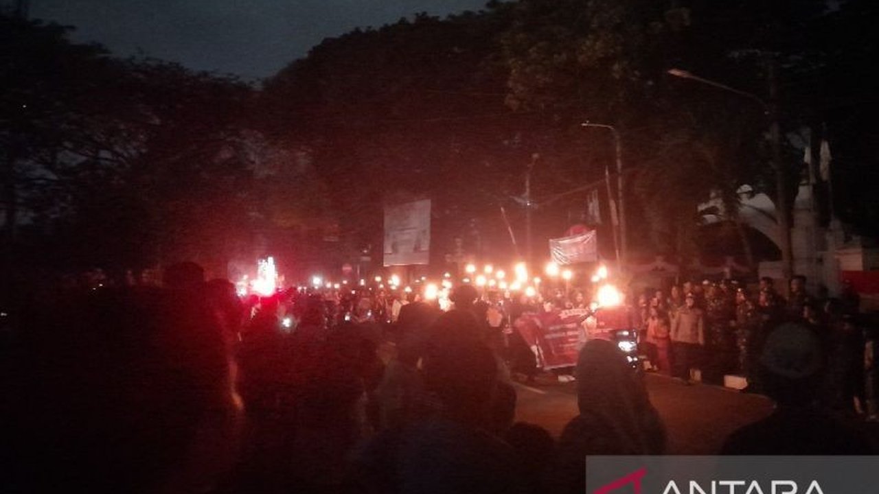 Ribuan warga Serang antusias menyambut Pawai Obor HUT RI ke-80, menciptakan pemandangan memukau dan membangkitkan semangat patriotisme dalam perayaan kemerdekaan.