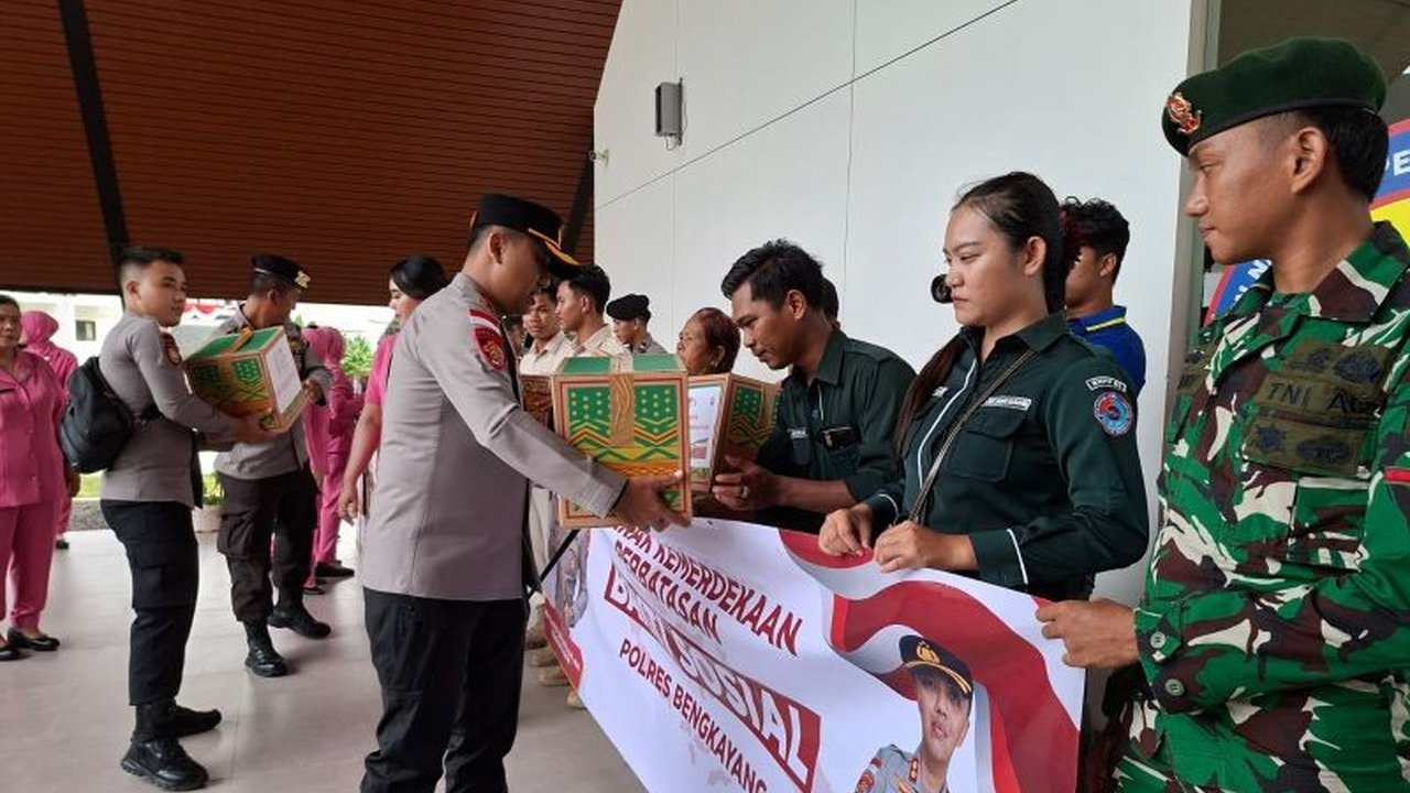 Dalam semarak HUT Ke-80 RI, Polres Bengkayang bagikan sembako kepada masyarakat di perbatasan Jagoi Babang. Aksi ini menunjukkan kepedulian Polri dan upaya menjaga stabilitas harga.