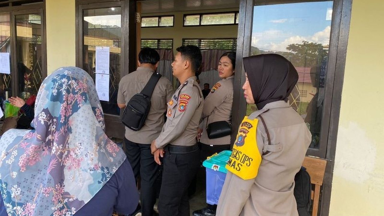 Polisi Polres Bangka melakukan penjagaan ketat terhadap proses penyortiran dan pelipatan surat suara Pilkada Ulang 2025, memastikan tahapan krusial ini berjalan aman dan lancar.