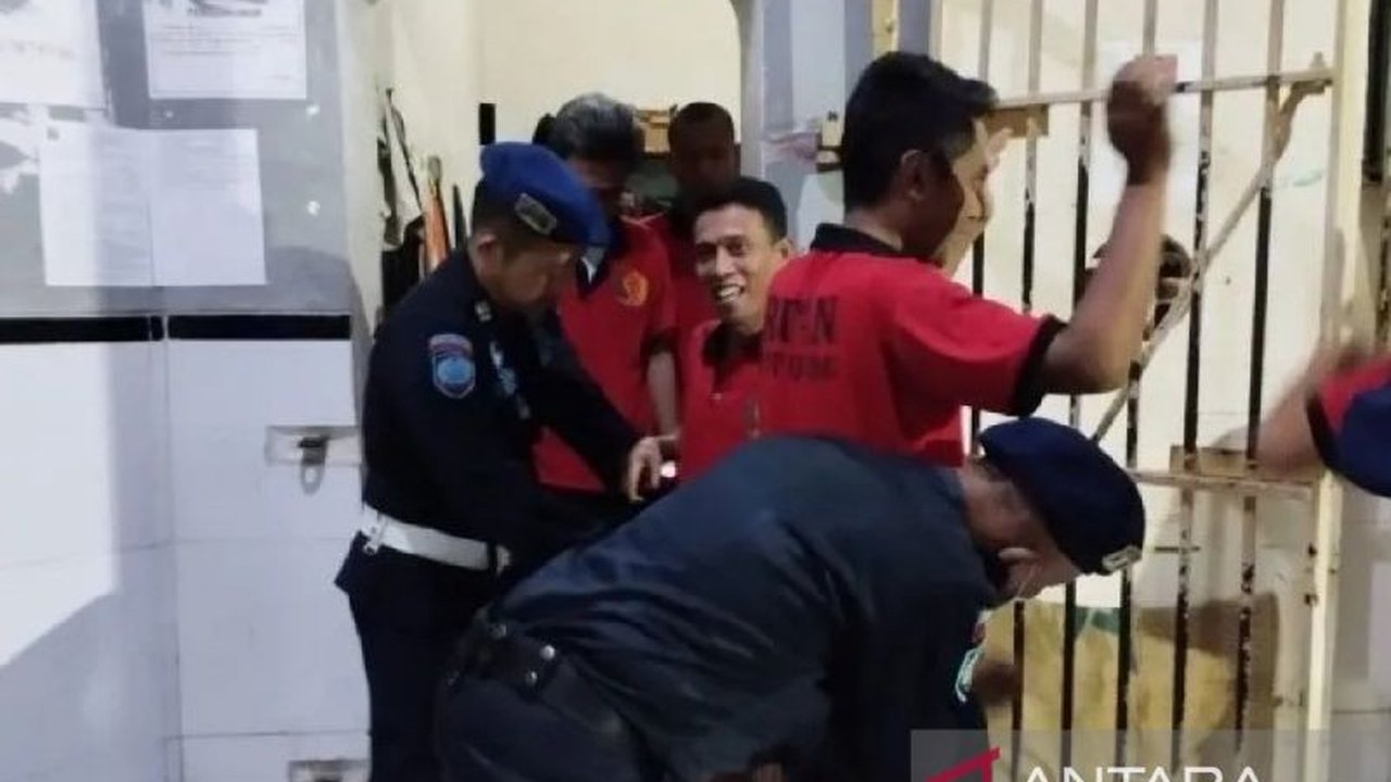 Rayakan HUT RI ke-80, 10 warga binaan Rutan Situbondo langsung menghirup udara bebas setelah menerima remisi. Simak detail pengurangan masa hukuman mereka.