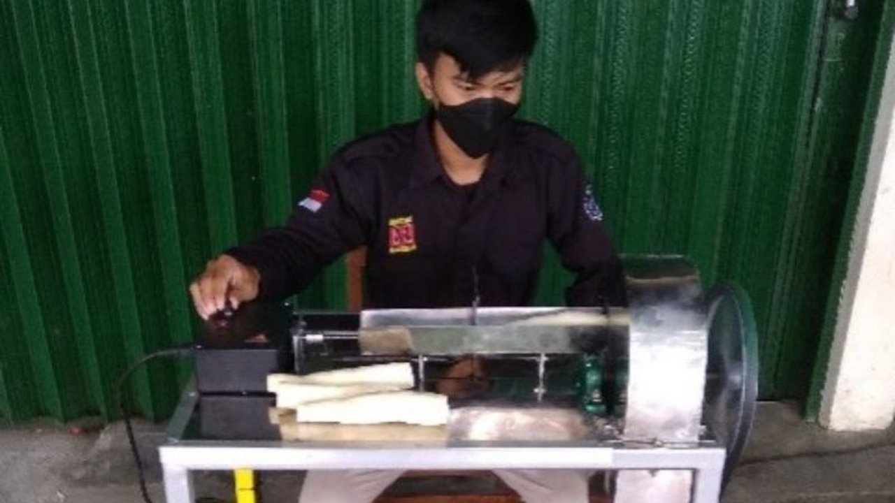 Dosen UMY Putri Rachmawati berhasil mengembangkan Mesin Perajang Singkong Stepper inovatif yang terinspirasi mekanisme pistol, menjanjikan efisiensi tinggi bagi UMKM. Bagaimana cara kerjanya?