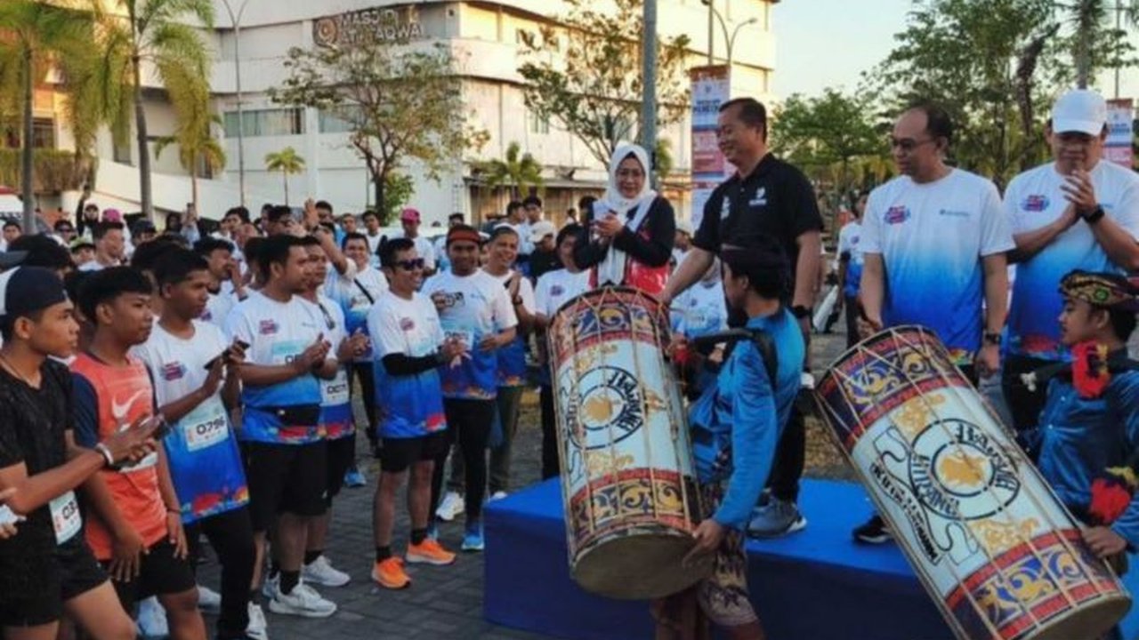 Adopsi QRIS di NTB terus meningkat pesat, mencerminkan kepercayaan masyarakat terhadap pembayaran digital. Simak bagaimana Bank Indonesia NTB mendorong inklusi keuangan melalui Pekan QRIS Nasional 2025!