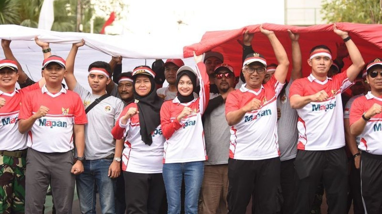 Saksikan semangat nasionalisme! Pemkot Kediri bersama ribuan elemen masyarakat sukses menggelar Kirab Merah Putih Gunung Klotok ukuran raksasa, siap dikibarkan untuk HUT ke-80 RI.