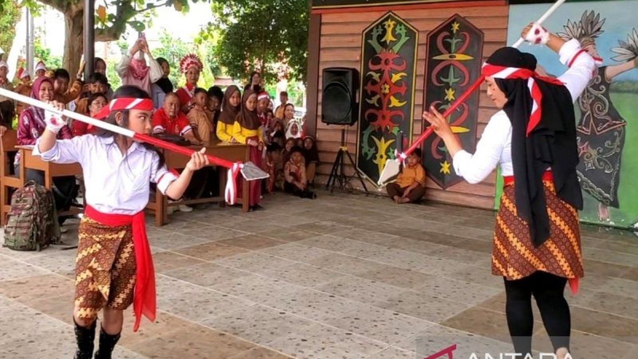 Lomba Peragaan Busana Ibu dan Anak di Sampit, Kotim, sukses digelar meriahkan HUT Ke-80 RI. Acara ini menampilkan kreativitas serta kekompakan peserta, menarik perhatian banyak pihak.